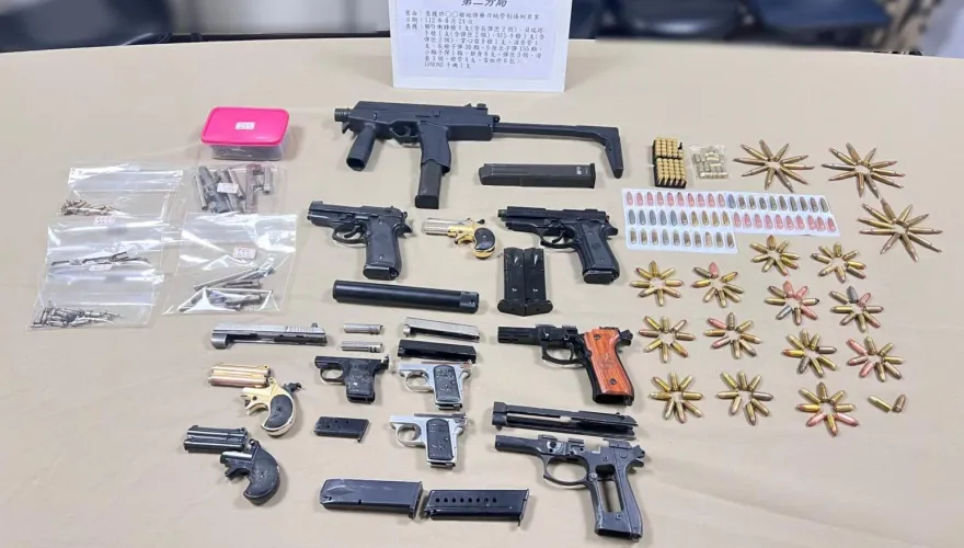 影/四合院「草叢」暗藏軍火庫！警赫見MP9衝鋒槍　火力驚人