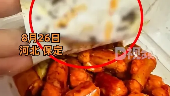 女子買香辣酥驚見包裝「黏滿30隻小強」　網怒：視障人士買到怎麽辦？
