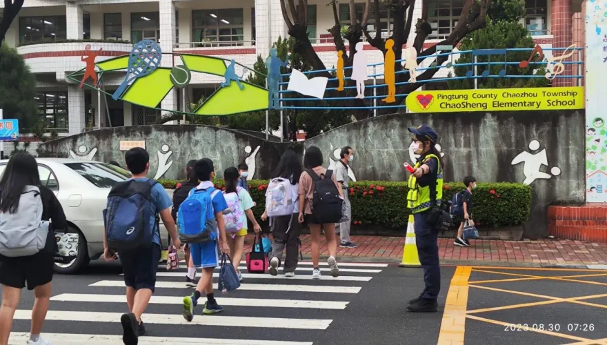 開學了/屏東警局啟動「護童勤務」！協勤56所國中小指揮交通　守護學童安全