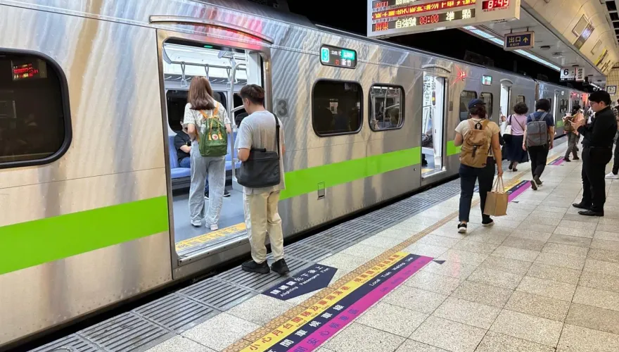 她搭火車「自備1神物」　一路安穩舒服坐到站！遭轟：別當你家