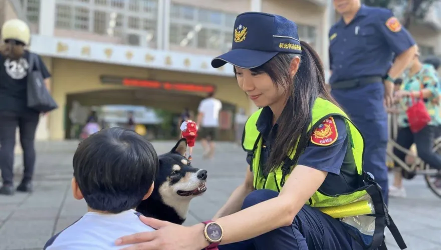 開學了/不哭哭！小一新生不敢進校門　正妹女警溫柔牽手護童