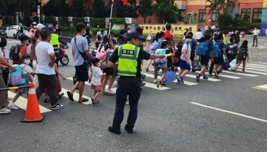 開學了/高雄暖警把行人地獄變安全！校門護童揪甘心