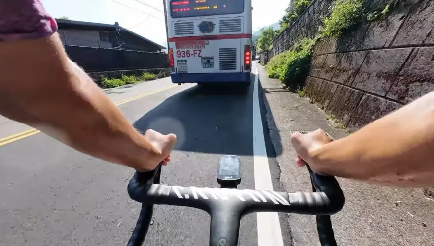 影/淡水客運逼單車廣播嗆：死爸媽　司機遭記大過！身份起底是慣犯