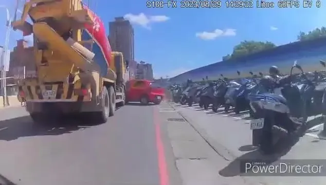 影/淡水8旬老翁超硬派！硬切車道對決水泥車　KO影像曝光