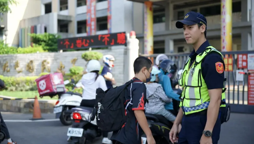 開學了/天菜帥警國小前疏導交通　大媽嗨翻天：我都想去上課了