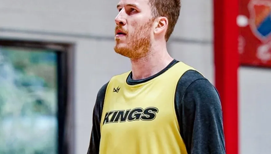 太狂！現役暴龍隊中鋒披「新北國王戰袍」　攜手2大NBA球員加入禁衛軍