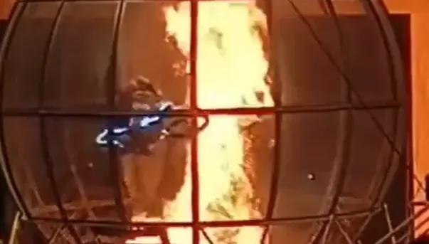 影/摩托車特技突起火！表演者受困鐵籠逃不出去…慘遭火焰吞噬