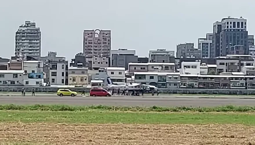 快訊/「高雄小港機場」飛測機衝出滑行道！最新畫面曝光