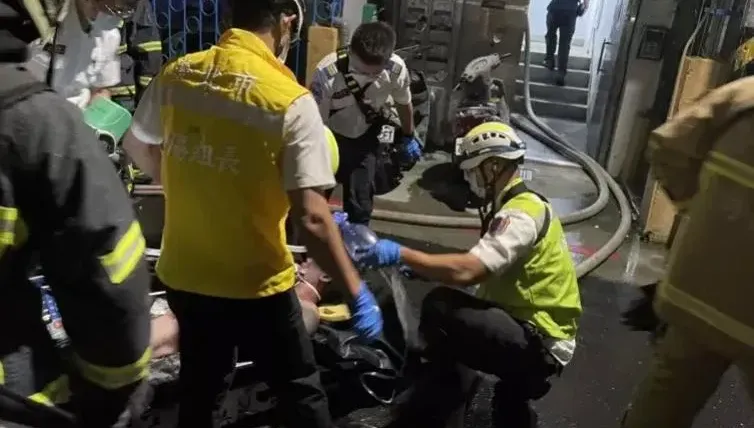 快訊/日籍藝人大久保勇太住處失火！他倒地板無生命跡象　送醫搶救影像曝光