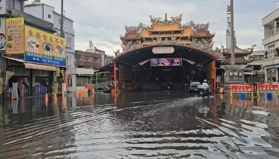 影/年度大潮「海水倒灌」！屏東東隆宮路面淹水　居民嘆：水閘門也擋不了