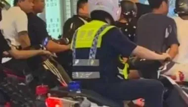 廟會猴子違停又沒戴安全帽！波麗士視而不見　網友批：「員警失蹤」