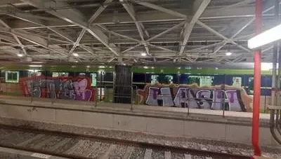 中捷車廂鬼畫符！兩嫌「快閃台灣塗鴉」秒離境　警發通緝