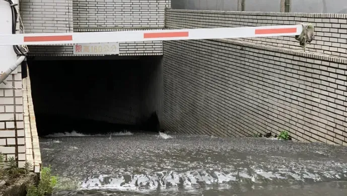 影/台南安平「河水倒灌」！水淹半個輪胎高　地下停車場慘變集水區