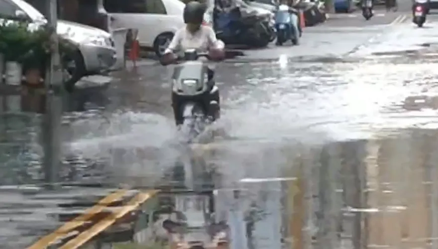 影/雙北一早風雨狂灌！機車族上班崩潰喊：怎麼出門