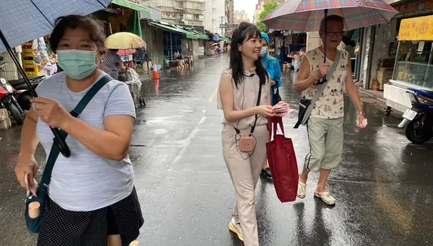 高嘉瑜溼身照流出！　手機跟著淋雨網友心疼「別感冒了」