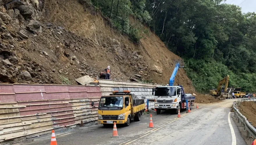 快訊/北宜公路49.5K山壁落石坍方　土石持續滑落單線雙向通行