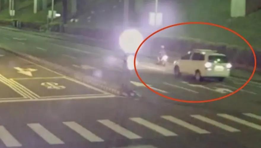 影/畫面曝光！不滿女友前任騷擾糾纏　現任男友開車撞倒他再亂棍狂毆