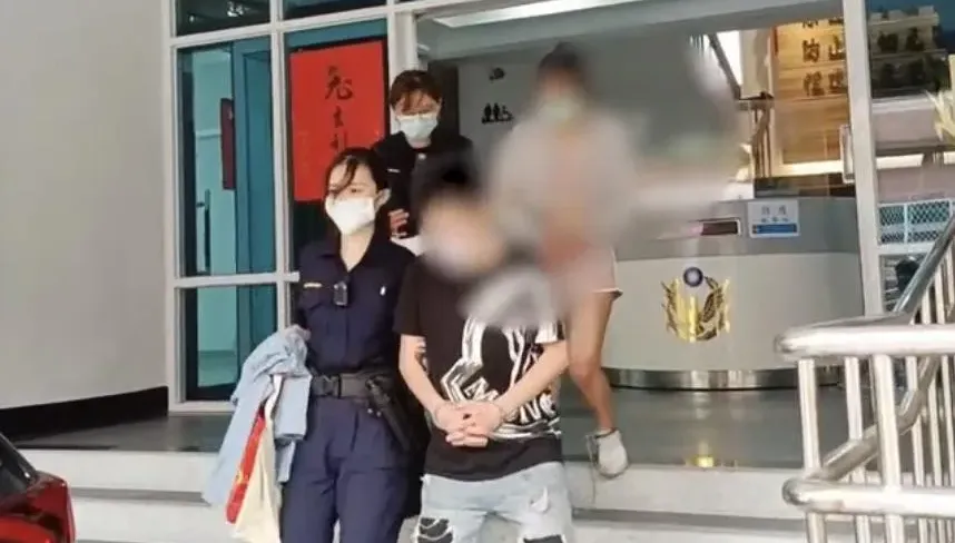 影/2女身揹10條通緝帶草蓆逃亡　聯手偷娃娃機零錢遭圍捕歸案