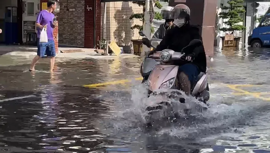 雨彈炸到機車妹超崩潰！網狂推拖鞋：超好用