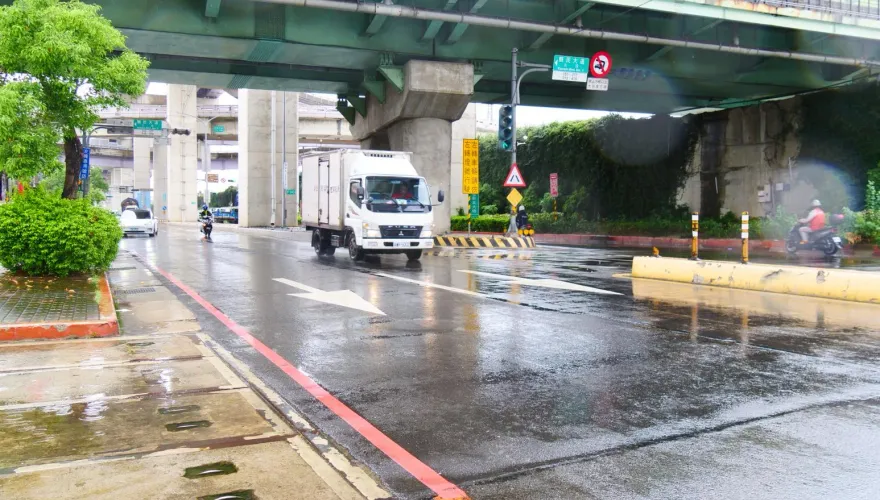 海葵颱風／新北堤外停車場「今晚7時起只出不進」　紅黃線開放停車
