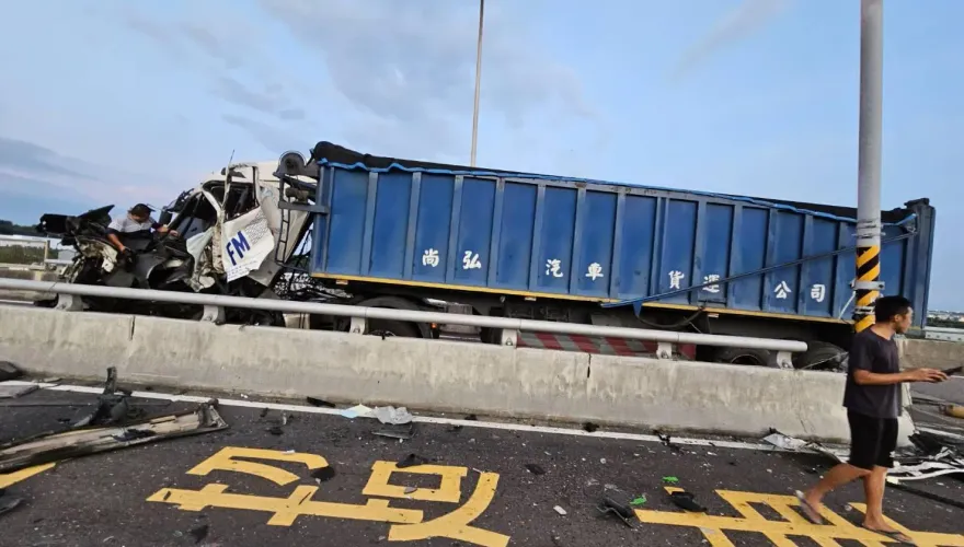 影/苗栗大貨車「自撞水泥護欄」！車頭稀爛全毀　駕駛驚悚受困畫面曝