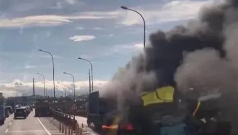 影/黑煙直竄！桃園台66線火燒車　貨車駕駛倉皇跳車驚險逃生
