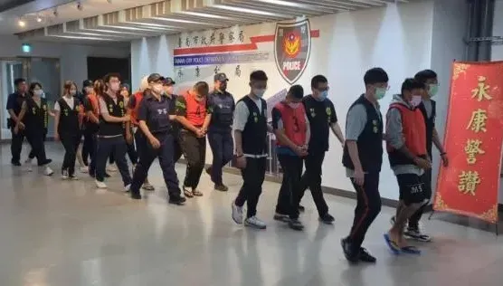 台南超商店員13樓墜亡「死前遭虐有槍傷」　2嫌羈押禁見