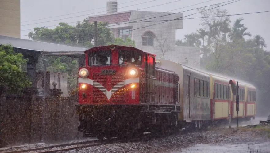快訊/大雨轟炸嘉義縣市　阿里山林鐵明停駛