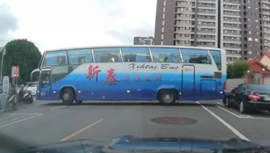 碰碰車？遊覽車反覆「前進又倒退」　路邊賓士和2機車慘被撞