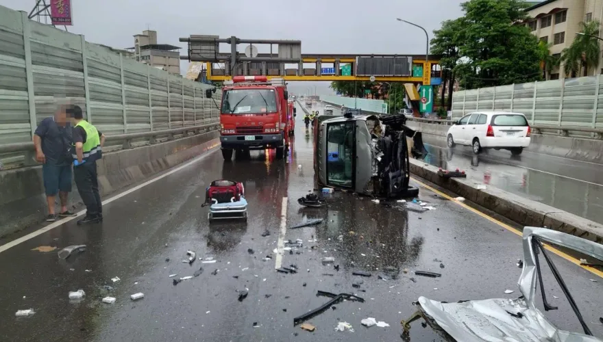 快訊/新北板橋貨車相撞！1駕駛慘受困側翻駕駛座　疑天雨路滑釀禍