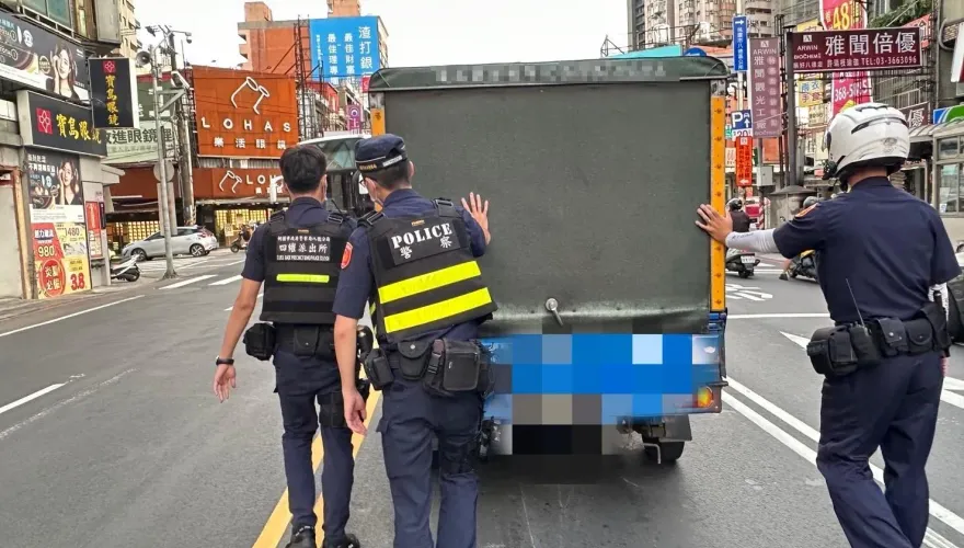 揪感心！貨車「刁」路中央發不動　暖警協同義交「推呀推」