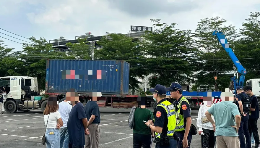 影/台南花園夜市再爆經營權糾紛　女股東吊掛貨櫃堵出入口