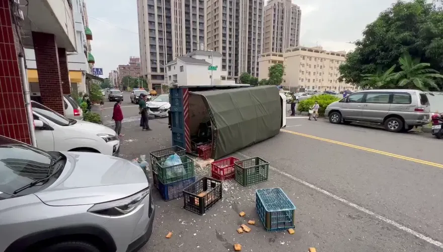 影/高雄驚傳路口攔腰撞！貨車挨撞豆腐豆皮當街「皮肉分離」噴滿街