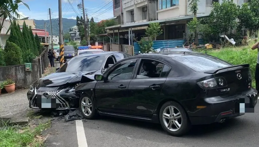 影/差點玩命關「頭七」！毒蟲躲竹東警追捕　衝窄山路狠撞爛2百萬名車