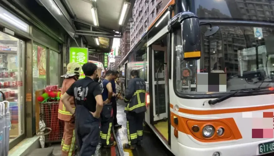 快訊/差點火燒車！新北汐止公車右前輪突冒煙　司機急疏散乘客飆往消防隊求救