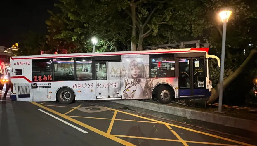 快訊/松山機場驚傳公車自撞安全島車禍！4乘客傷1路樹半倒