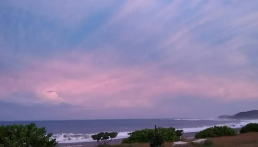 海葵逼近！花蓮天空出現漫天紅雲　民眾目擊驚呼：像大火鳥展翅
