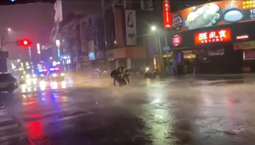 海葵颱風/高雄五甲人孔蓋飛離！警察深夜冒雨搶救　網感動：辛苦了