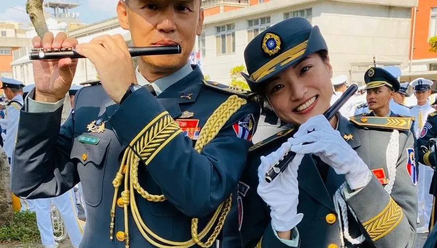 「聯勇之花」楊喬琳晉升士官長　PO凍齡母女合照：媽媽軍人節生日