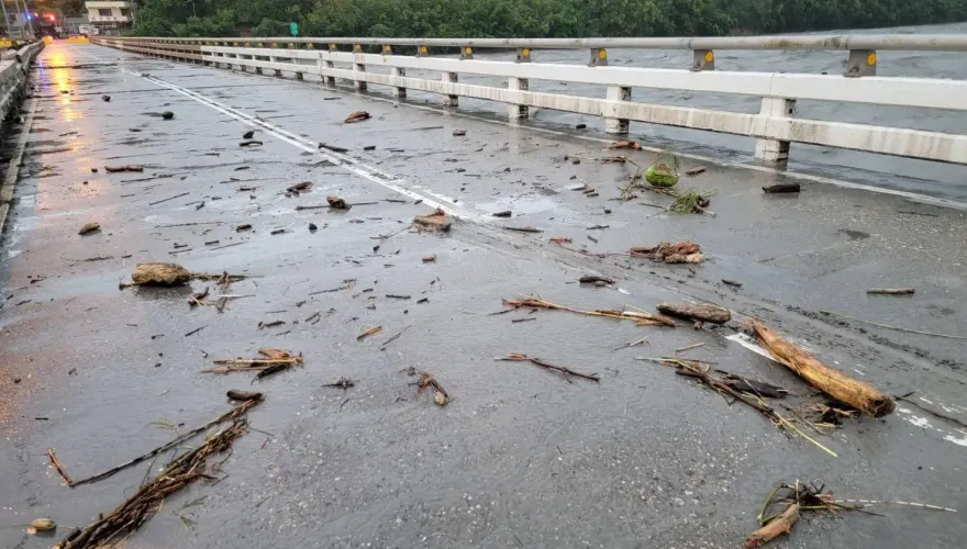 海葵颱風/黑夜水位升…淹過一座橋！5hrs後水位退去留枯枝…花蓮大橋現況曝