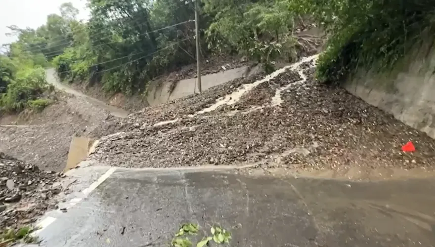 海葵颱風/南投85線遭殃！9K路段土石淹沒路面無法通行　大型機具搶通中