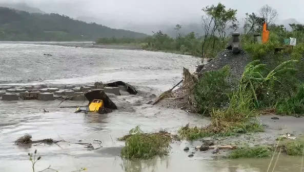 海葵颱風/巨風吹動16噸怪手！「撲通」掉進秀姑巒溪　現場畫面直擊
