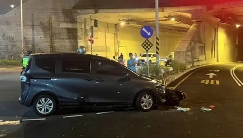 颱風夜淡水新民隧道前嚴重車禍！汽車撞飛機車　騎士雙腿骨折送醫