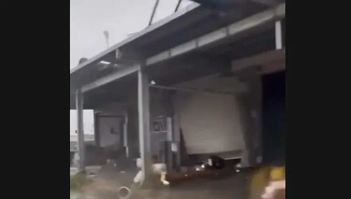 海葵颱風/宜蘭冬山店家鐵捲門整排毀　路牌告示桿倒分隔島上