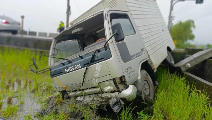 影/颱風天出車禍！小貨車整輛栽進農田　駕駛因是逃逸外勞肇逃