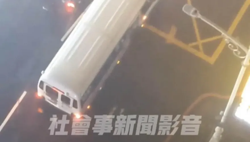 海葵颱風/高雄女騎士遭狂風搧倒　公車開到前面當擋風牆「超暖」