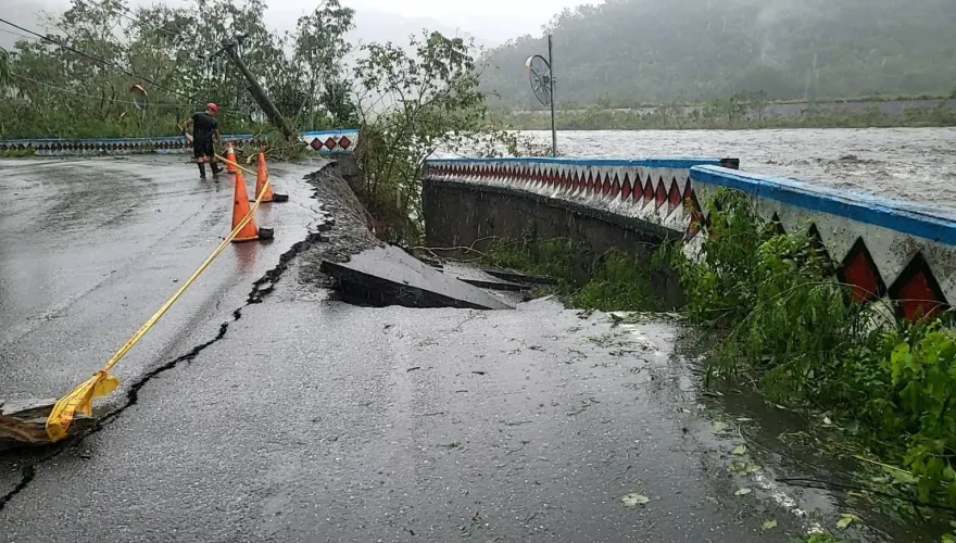 影/玉里卓溪鄉花73線坍方　軍警急撤離8人避難