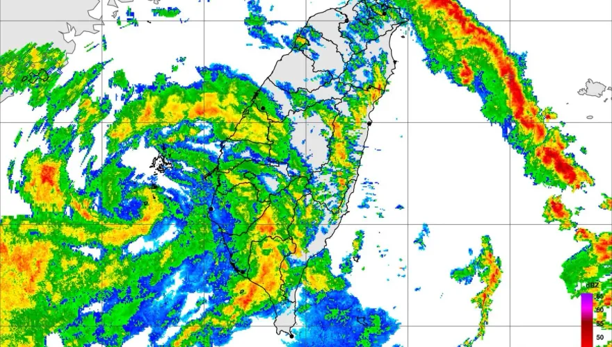海葵颱風/「腳麻走不動」卡在台灣海峽　嘉義以南風雨漸強