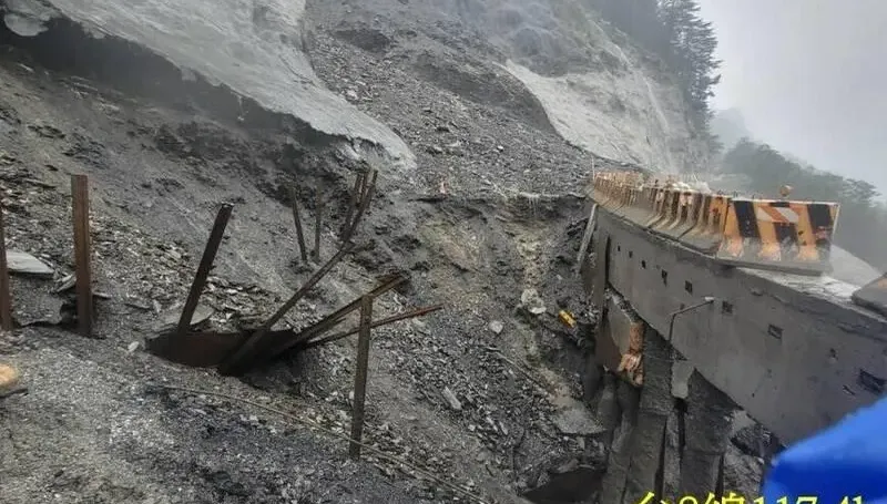 海葵颱風/中橫117.4k關原段路基掏空又斷　預估9/6傍晚搶通