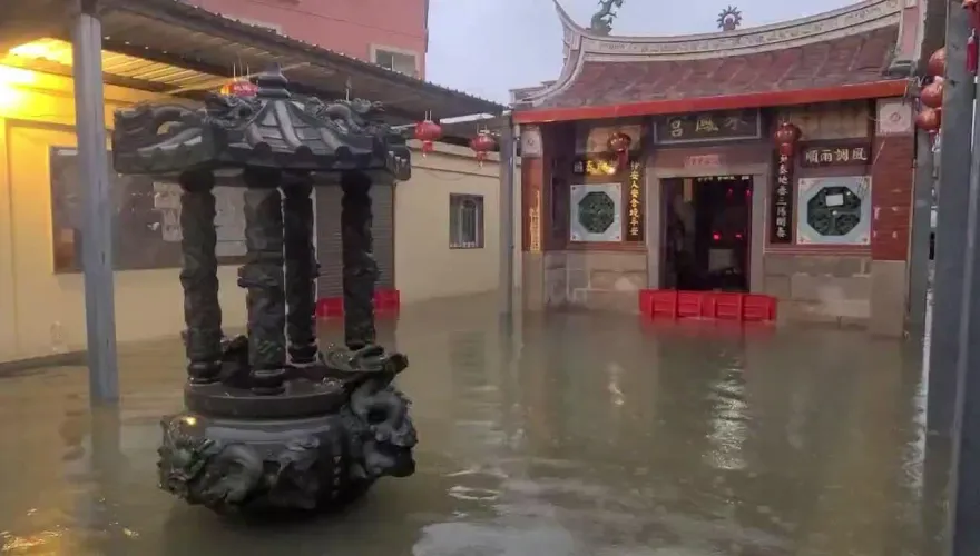 海葵颱風/神明也落難！金門暴雨狂炸　天公爐成金魚缸